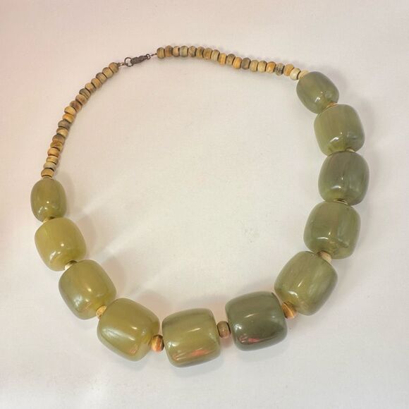 Green chunky beaded statement necklace - Picture 4 of 11